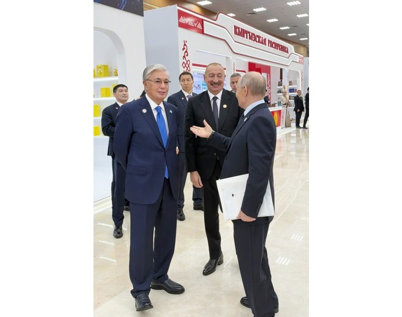 Prezident İlham Əliyev Türkmənbaşıda MDB-nin iştirakçı ölkələrinin milli stendləri ilə tanış olub