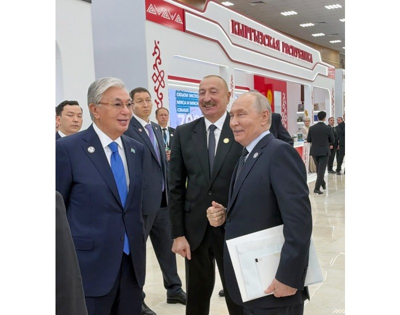 Prezident İlham Əliyev Türkmənbaşıda MDB-nin iştirakçı ölkələrinin milli stendləri ilə tanış olub