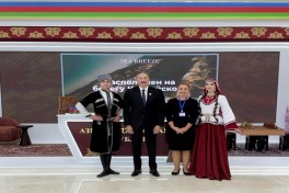 Prezident İlham Əliyev Türkmənbaşıda MDB-nin iştirakçı ölkələrinin milli stendləri ilə tanış olub