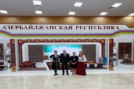 Prezident İlham Əliyev Türkmənbaşıda MDB-nin iştirakçı ölkələrinin milli stendləri ilə tanış olub