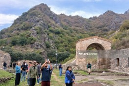 Beynəlxalq səyyahlar Xudavəng monastır kompleksini ziyarət edib - FOTO