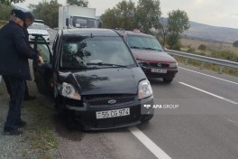 Şəkidə iki maşın toqquşub, avtomobillərdən biri yanıb - FOTO 