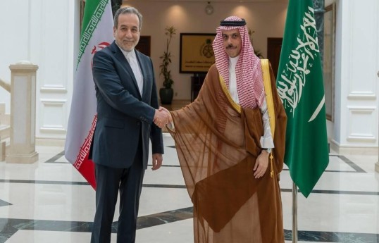 İranın xarici işlər naziri Abbas Əraqçi və Səudiyyə Ərəbistanının xarici işlər naziri Feysəl bin Fərhan Əl Səud