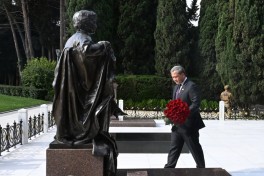 Kambocanın Baş naziri Ümummilli Lider Heydər Əliyevin məzarını ziyarət edib