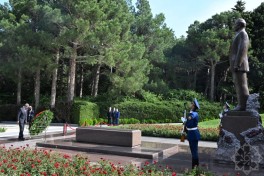 Kambocanın Baş naziri Ümummilli Lider Heydər Əliyevin məzarını ziyarət edib