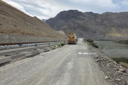 Naxçıvanı Zəngəzur dəhlizinə bağlayacaq dəmir yolunun tikintisi sürətlə davam edir - FOTO 