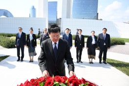 Laos Prezidenti Zəfər parkını ziyarət edib