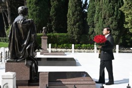 Laos Prezidenti Fəxri xiyabanı ziyarət edib