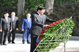 Laos Prezidenti Fəxri xiyabanı ziyarət edib