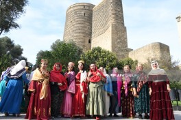 Bakının mərkəzində kəlağayı ilə yürüş keçirilib - FOTO 