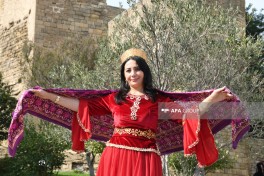 Bakının mərkəzində kəlağayı ilə yürüş keçirilib - FOTO 