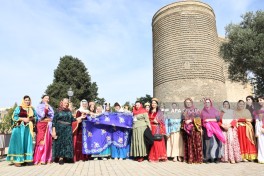Bakının mərkəzində kəlağayı ilə yürüş keçirilib - FOTO 
