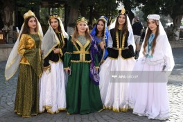 Bakının mərkəzində kəlağayı ilə yürüş keçirilib - FOTO 