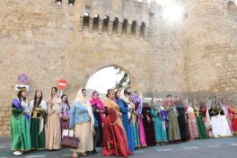 Bakının mərkəzində kəlağayı ilə yürüş keçirilib - FOTO 
