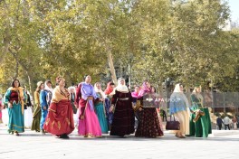 Bakının mərkəzində kəlağayı ilə yürüş keçirilib - FOTO 