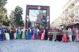 Bakının mərkəzində kəlağayı ilə yürüş keçirilib - FOTO 
