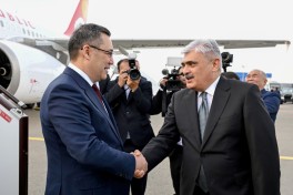 Qırğızıstan Prezidenti Azərbaycana səfərə gəlib