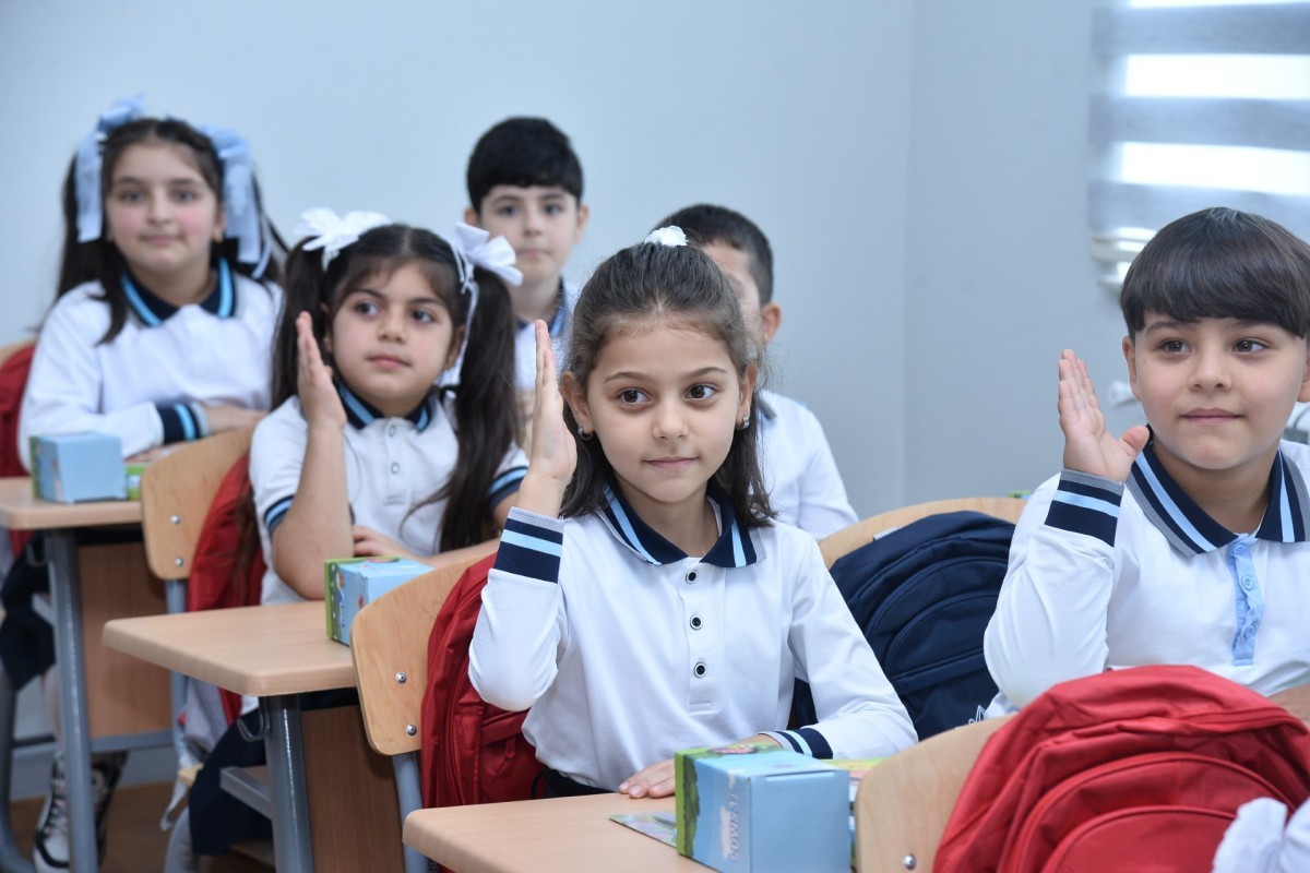 AGMA: Məktəblərdə müəyyən edilmiş geyim qaydalarına riayət olunması vacibdir