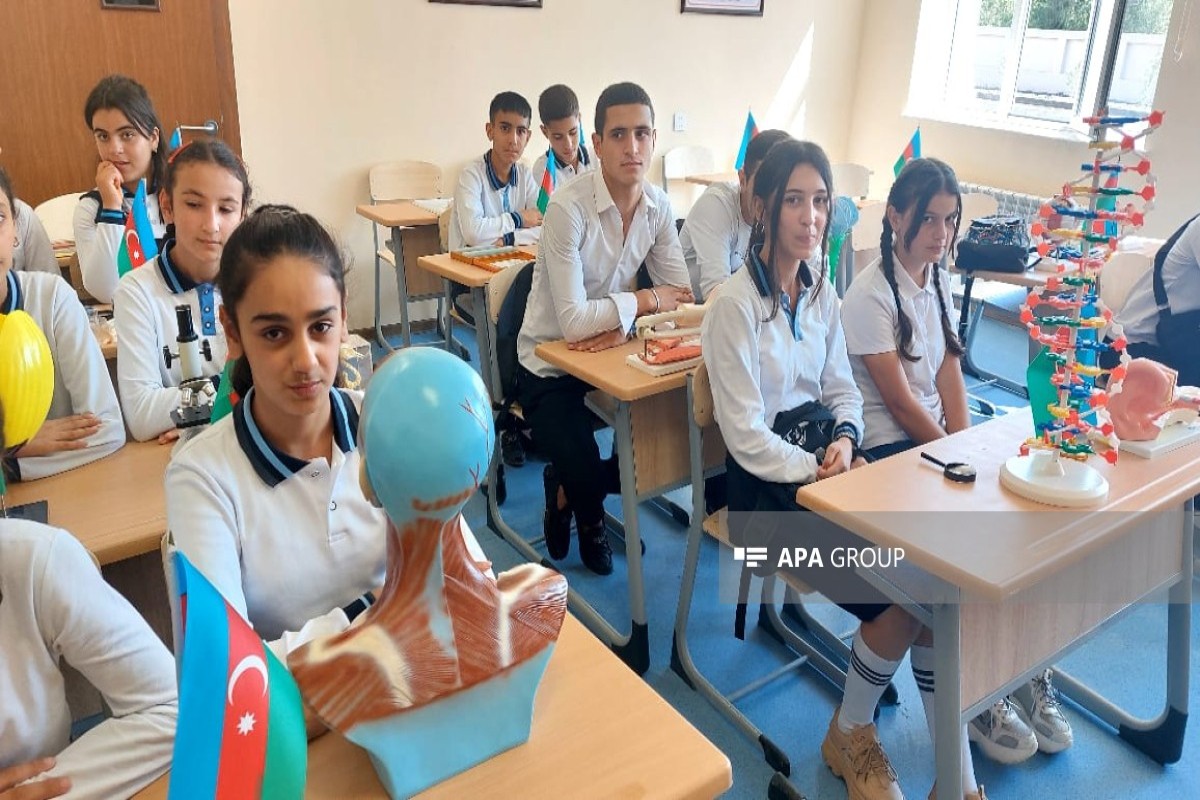 Ekspert: Məktəblərdə geyim qaydaları ilə bağlı qərarı dinə qarşı siyasət kimi təqdim etmək düzgün deyil