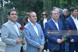 Xalq artisti Ramiz Quliyevin qəbirüstü abidəsinin açılışı olub - FOTO 
