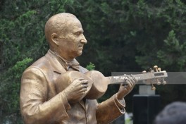Xalq artisti Ramiz Quliyevin qəbirüstü abidəsinin açılışı olub - FOTO 