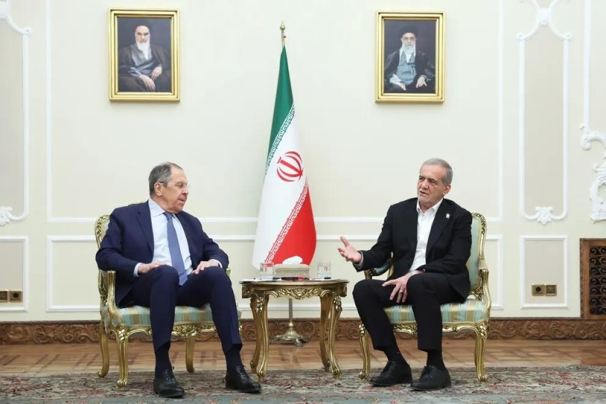 Rusiyanın xarici işlər naziri Sergey Lavrov və İran Prezidenti Məsud Pezeşkian
