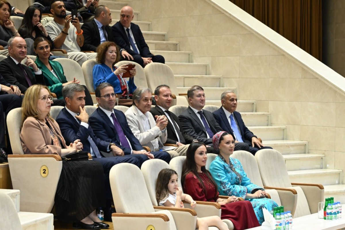 Leyla Əliyeva Arkadağ şəhərində əfsanəvi "Galkynyş" milli atüstü oyunlar qrupunun çıxışını izləyib - <span class="red_color">FOTO