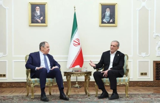 Rusiyanın xarici işlər naziri Sergey Lavrov və İran Prezidenti Məsud Pezeşkian