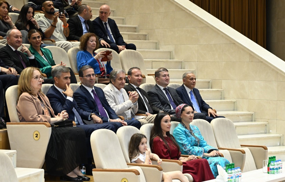 Leyla Əliyeva Arkadağ şəhərində əfsanəvi "Galkynyş" milli atüstü oyunlar qrupunun çıxışını izləyib