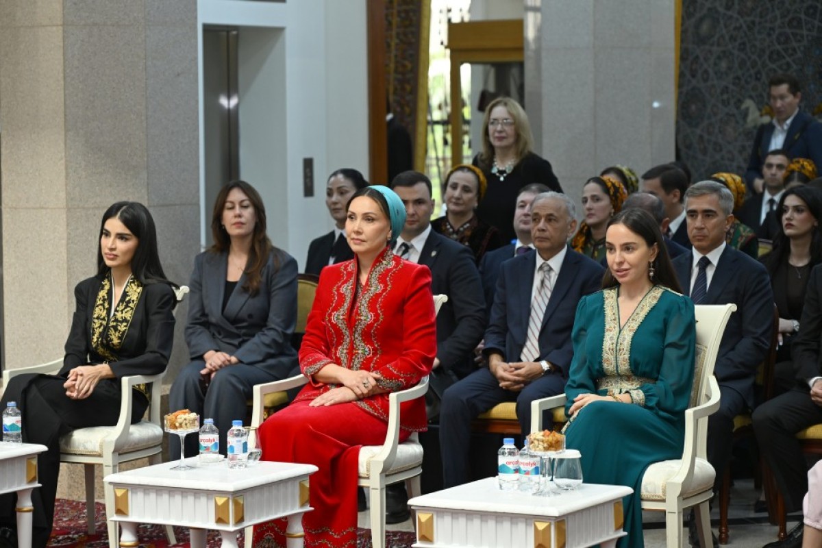 Leyla Əliyeva Aşqabadda Milli Türkmən Xalçası Muzeyində olub