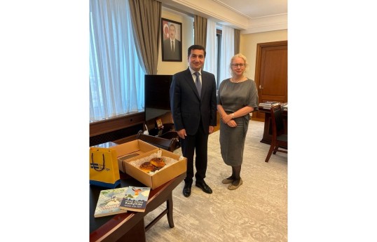 Azərbaycan Respublikası Prezidentinin köməkçisi - Prezident Administrasiyasının Xarici siyasət məsələləri şöbəsinin müdiri Hikmət Hacıyev və İsveçin Azərbaycandakı səfiri Luis Morsinq