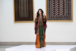 Leyla Əliyeva Aşqabadda Milli Türkmən Xalçası Muzeyində olub