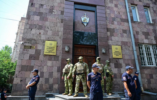 Samvel Karapetyanın tərəfdarlarının evində axtarış aparılır, 14 nəfər saxlanılıb