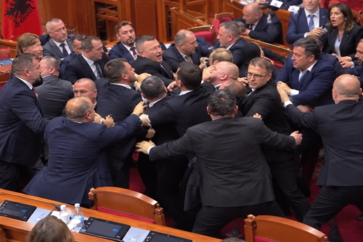 Albaniya parlamentində deputatlar arasında əlbəyaxa dava düşüb - <span class="red_color">VİDEO