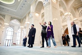 Leyla Əliyeva Səmərqənddə “Uşağın gözü ilə dünya” sərgisi və İmam əl-Buxari memorial kompleksi ilə tanış olub