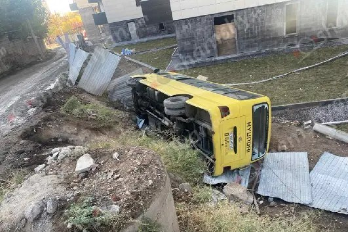 İrəvanda avtobus aşıb, 11 xarici vətəndaş xəsarət alıb