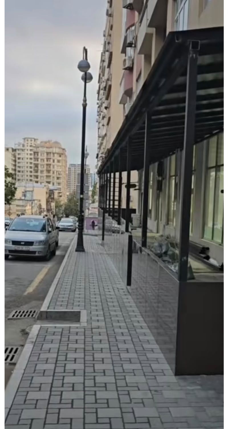 Yasamalda piyada səkisinin zəbt edilməsinin qarşısı alınıb - FOTO