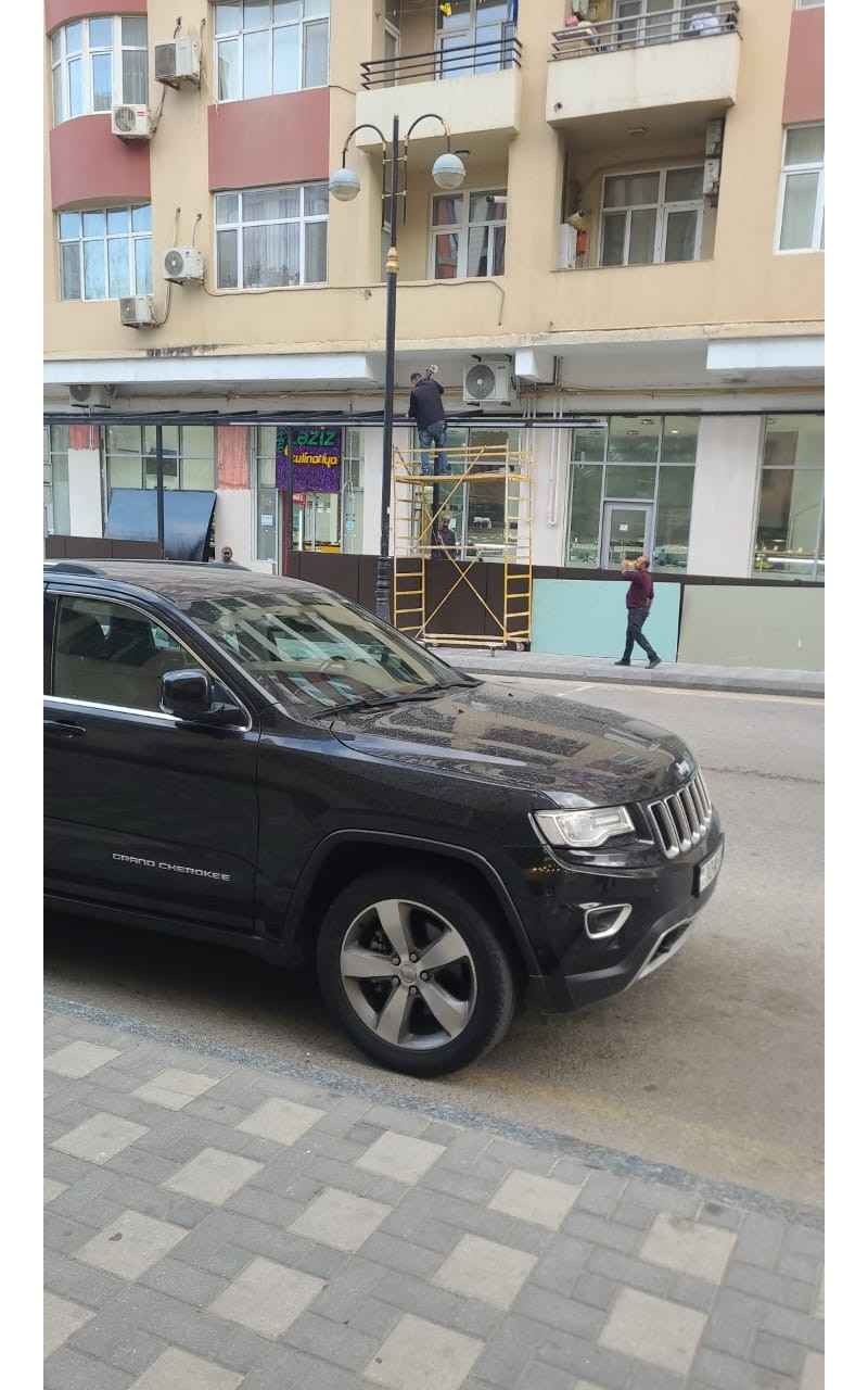 Yasamalda piyada səkisinin zəbt edilməsinin qarşısı alınıb - FOTO
