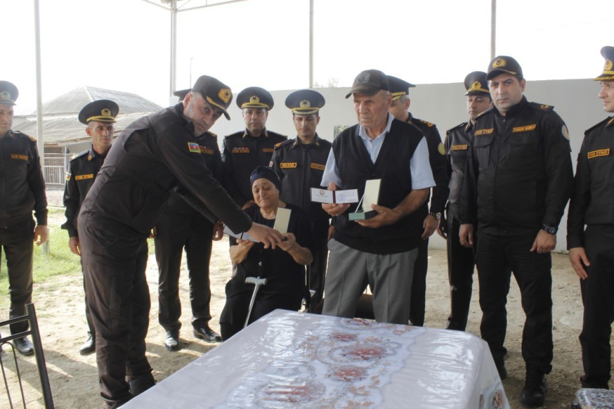 Xidməti vəzifəsini yerinə yetirərkən həlak olmuş FHN əməkdaşının təltifləri ailəsinə təqdim edilib