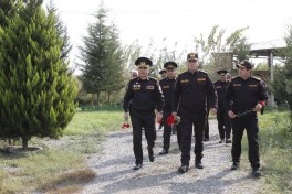 Xidməti vəzifəsini yerinə yetirərkən həlak olmuş FHN əməkdaşının təltifləri ailəsinə təqdim edilib