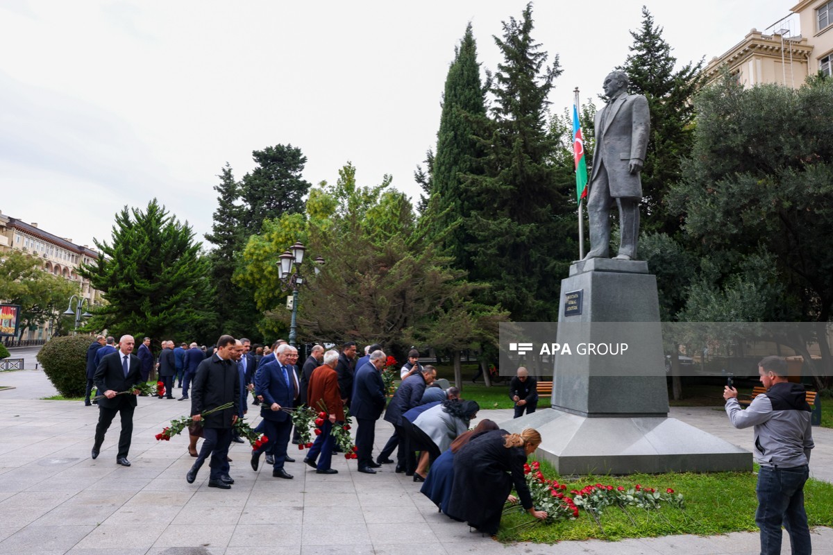 Bakıda Atatürkün heykəli ziyarət olunub - <span class="red_color">FOTO
