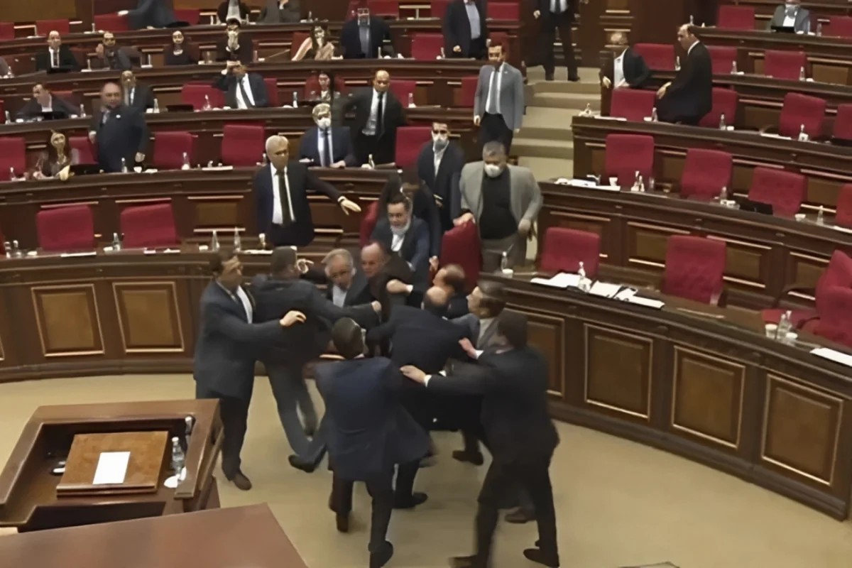 В парламенте Армении произошла массовая драка между депутатами — <span class="red_color">ВИДЕО
