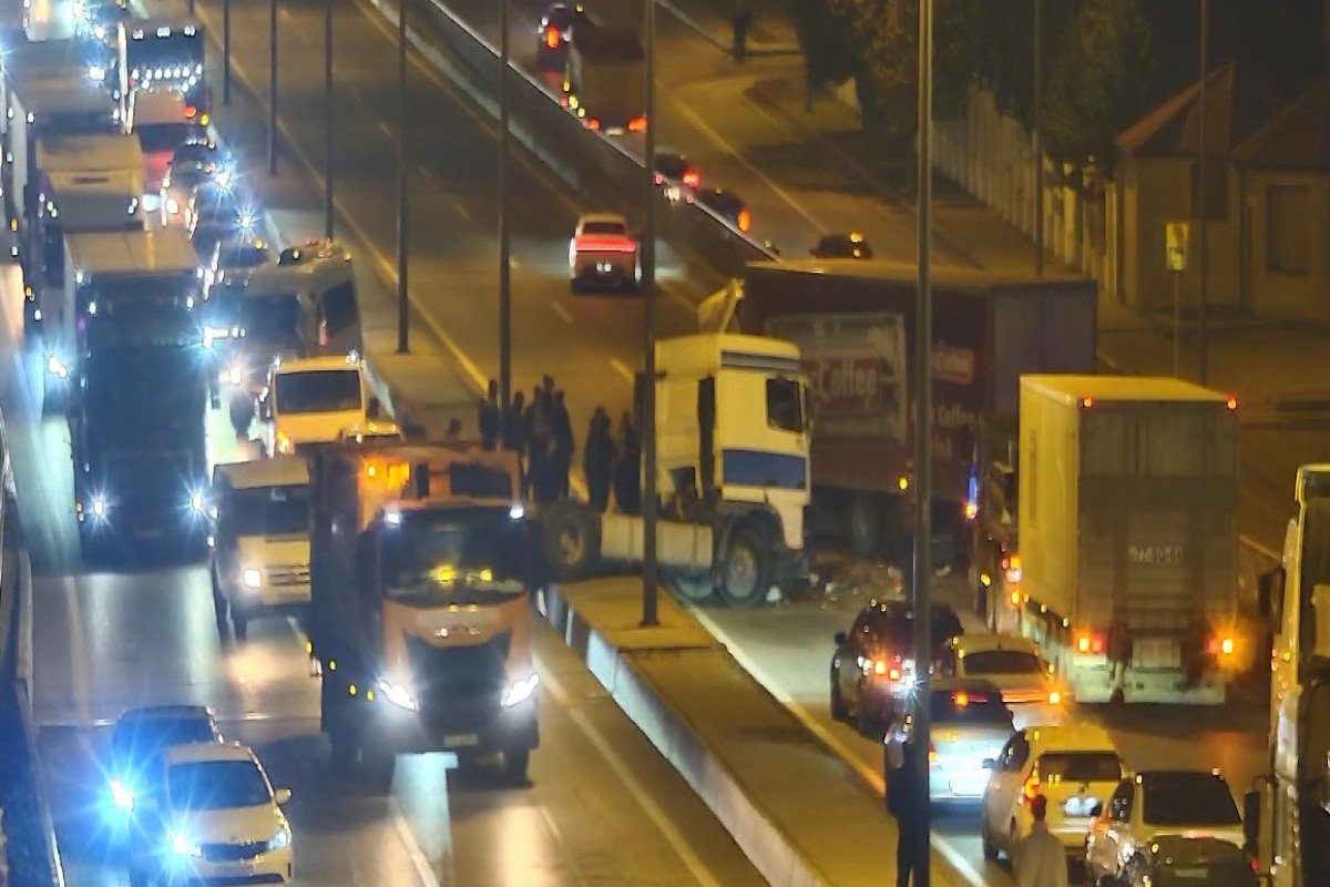 Bakıda yük avtomobili qəza törədib, yolda hərəkət məhdudlaşdırılıb