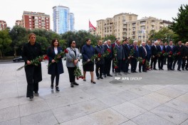 Bakıda Atatürkün heykəli ziyarət olunub - FOTO 