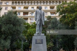 Bakıda Atatürkün heykəli ziyarət olunub - FOTO 