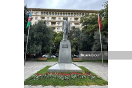 Bakıda Atatürkün heykəli ziyarət olunub - FOTO 