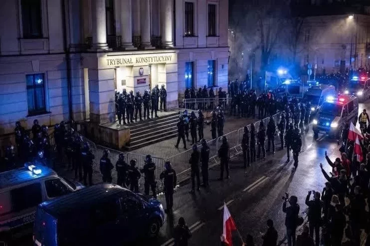 Polşa Dövlət Tribunalının üzvü ölkədə dövlət çevrilişi baş verdiyini bildirib