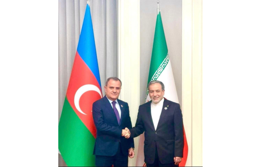 Azərbaycan Respublikasının xarici işlər naziri Ceyhun Bayramov və İran İslam Respublikasının xarici işlər naziri Seyid Abbas Əraqçi