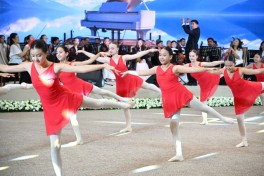 Mehriban Əliyeva Bişkekdə dekorativ-tətbiqi sənət ustalarının əl işlərindən ibarət sərgi ilə tanış olub