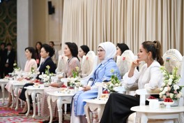 Mehriban Əliyeva Bişkekdə dekorativ-tətbiqi sənət ustalarının əl işlərindən ibarət sərgi ilə tanış olub